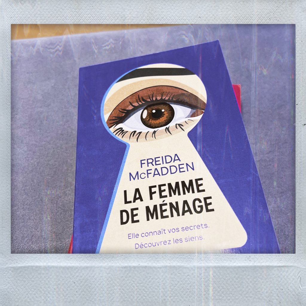 On voit la couverture du Tome 1 la femme de ménage avec un œil de femme qui regarde à travers une serrure sûr fond bleu 